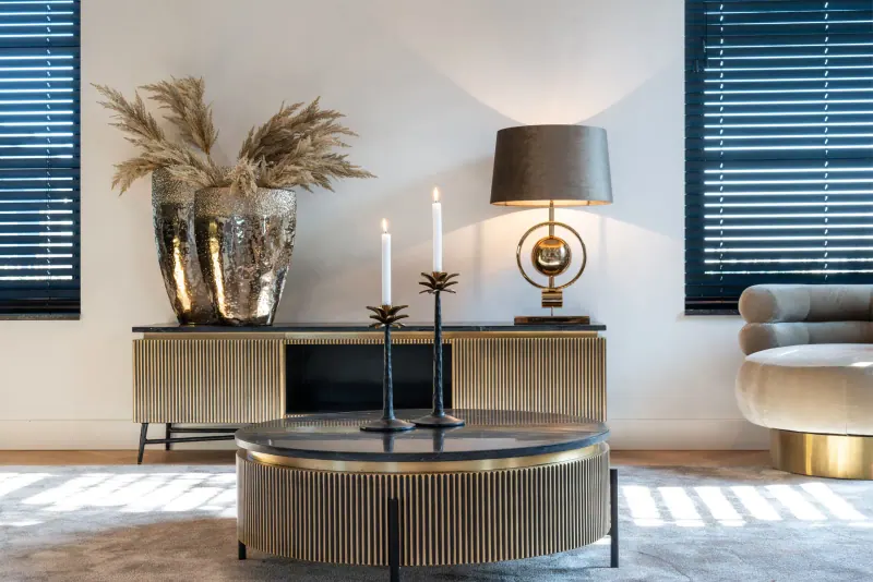 Runder Couchtisch und Sideboard mit goldenen Rillenfronten, Tischleuchte, Kerzenständer und große Vasen von Richmond Interiors