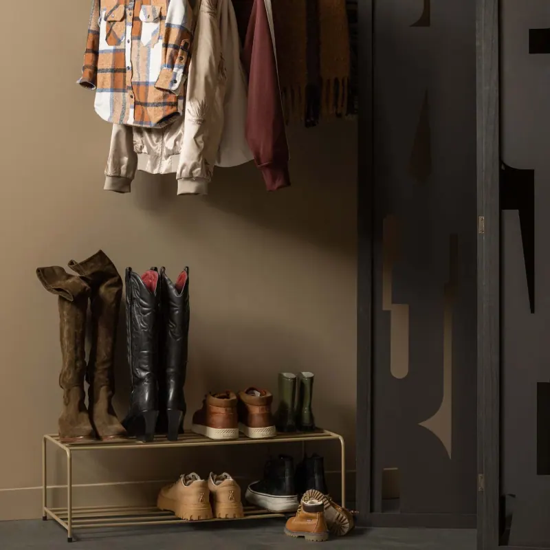 Vorzimmer mit dem Schuhregal Josse von WOOOD unter einer Garderobe