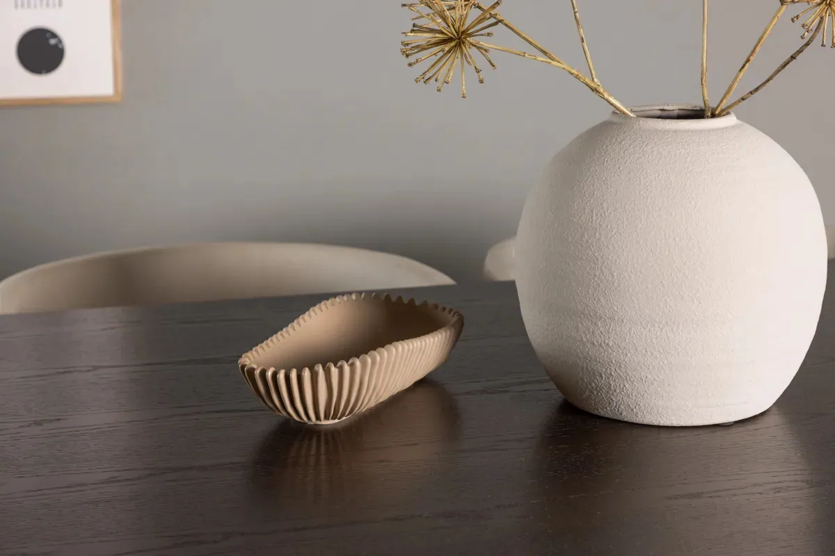 Vase und Schale auf einem Tisch von Furniture Fashion