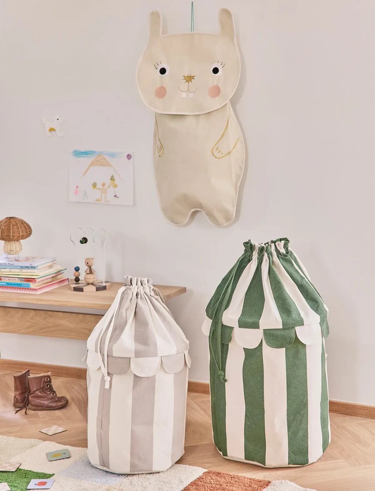 Kinderzimmer mit der Wandaufbewahrung Darling Rabbit und gestreiften Stoffkörben Saga von OYOY Mini