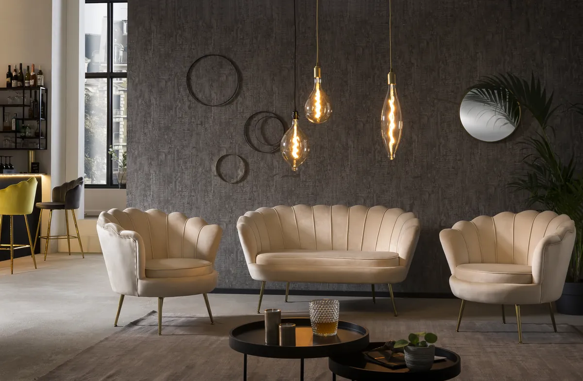 Muschelsessel und Sofa von Sales Fever in Beige unter Pendelleuchten
