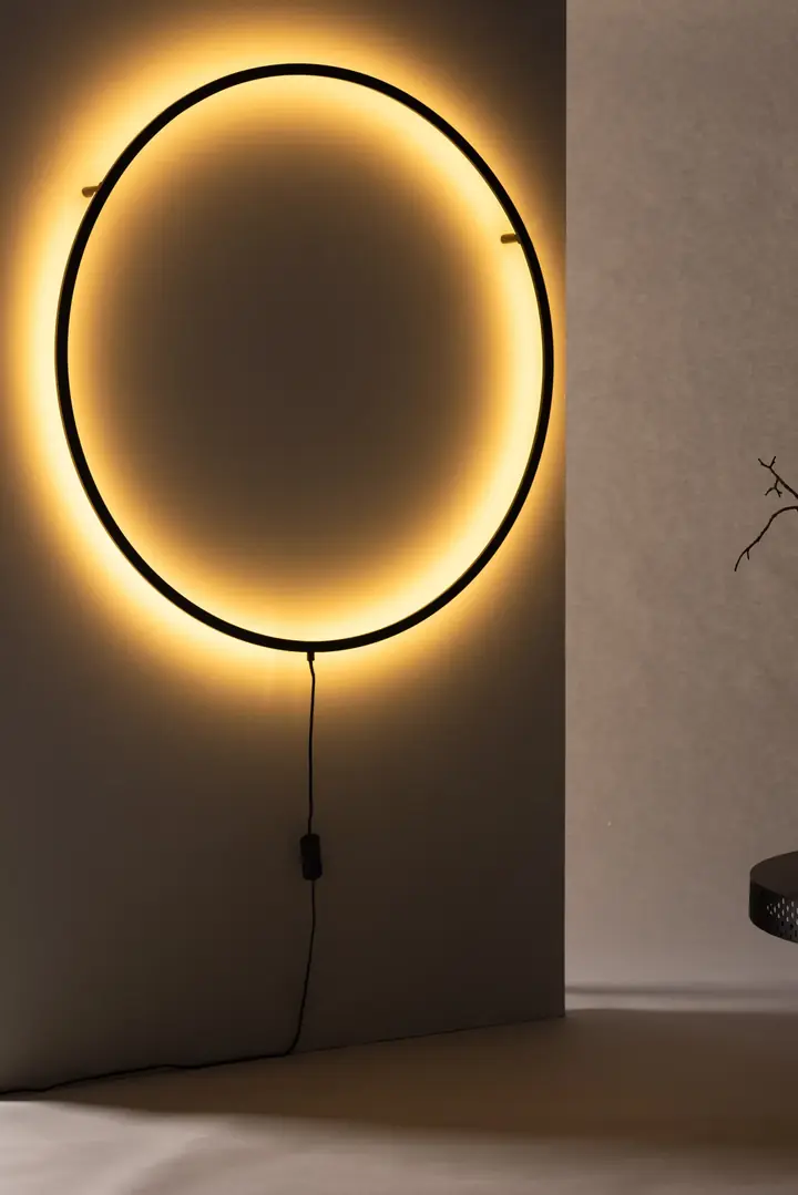 Wandleuchte Sörmjöle als Ring über einem kleinen Tisch