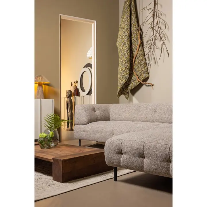 Wohnzimmer mit Sofa, Couchtisch Cuno und Stehleuchte