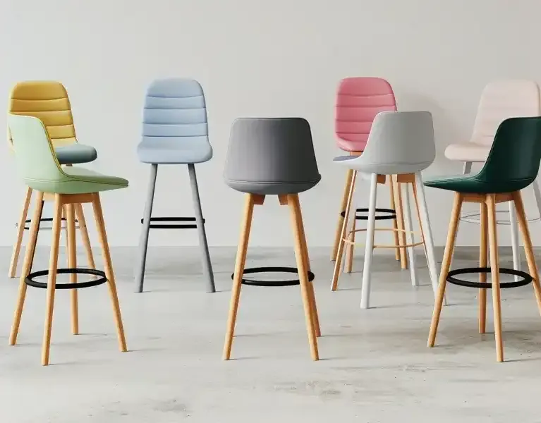Barhocker von CLP mit Holzbeinen und gepolsterten Sitzen in Pastelltönen