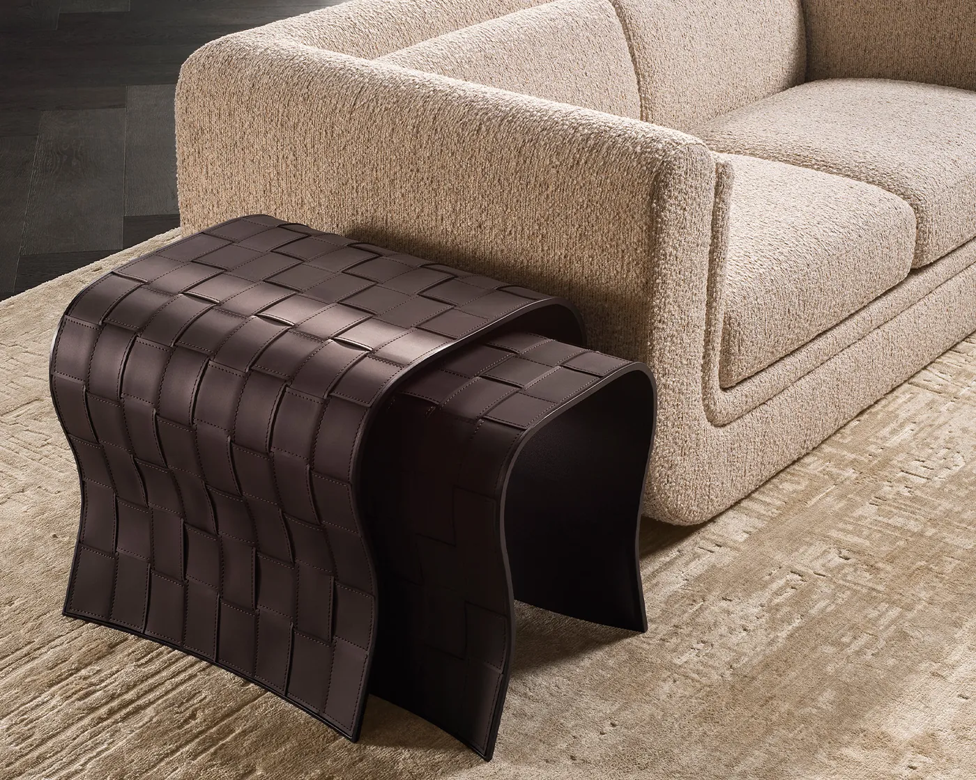 Geflochtene Beistelltische in Dunkelbraun vor einem hellen Bouclé-Sofa von Eichholtz