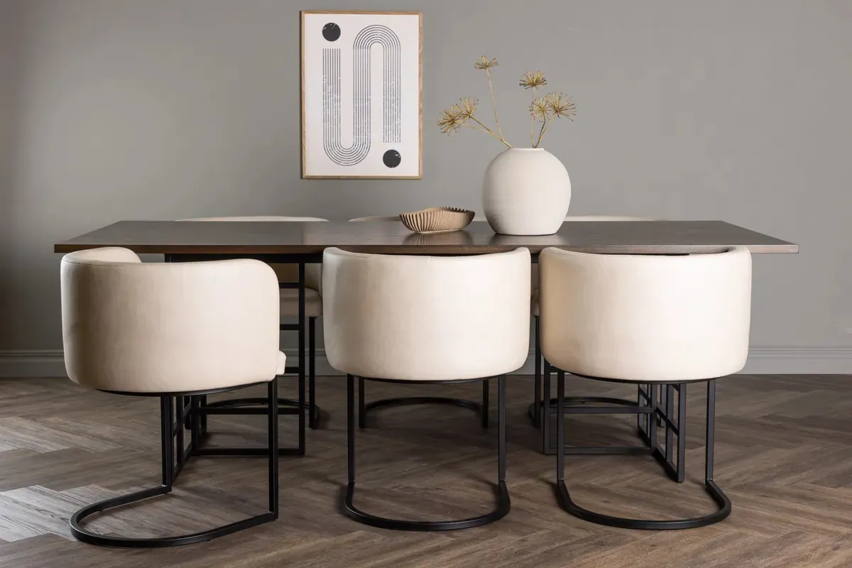 Esszimmer mit Esstisch und runden Polsterstühlen von Furniture Fashion