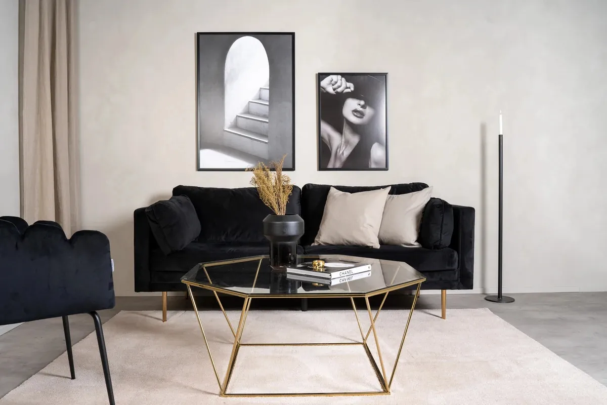 Wohnzimmer mit schwarzem Samtsofa und goldenem Couchtisch von Furniture Fashion