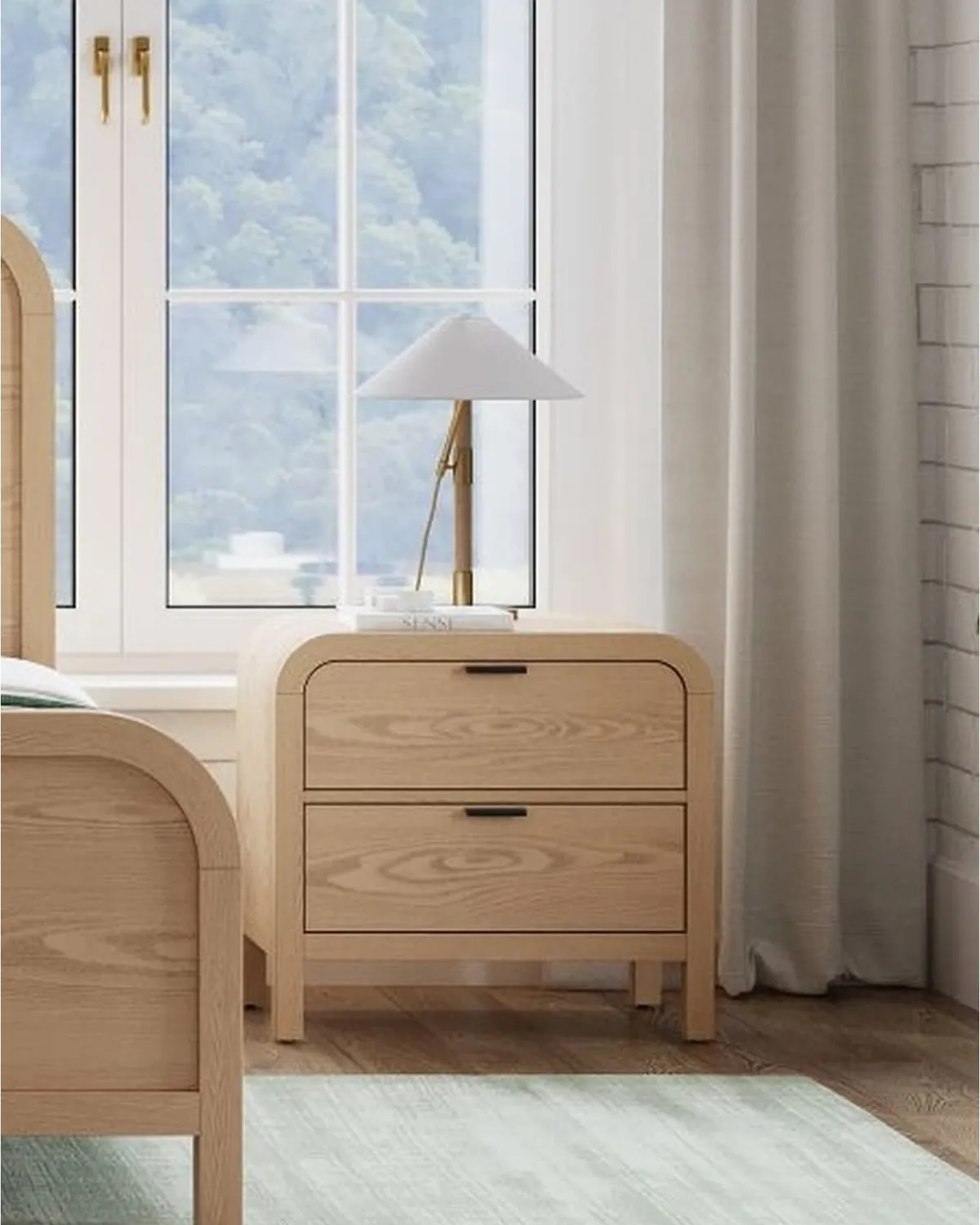 Nachttisch Drake von Modus Furniture in hellem Holz neben einem Fenster