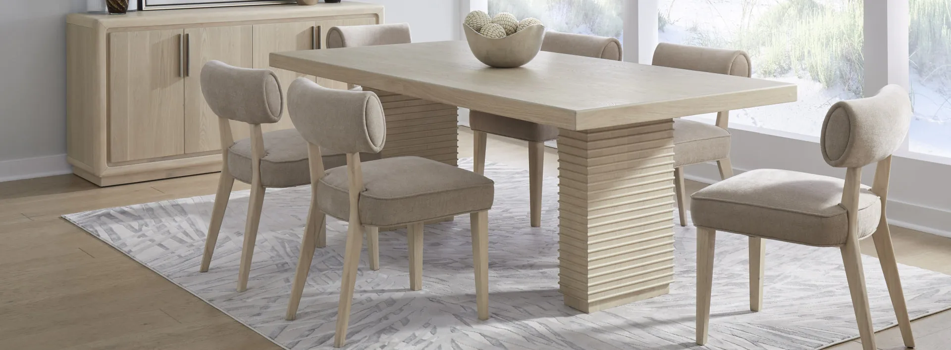 Esszimmer mit hellem Esstisch und Polsterstühlen der Kollektion Magnolia von Modus Furniture
