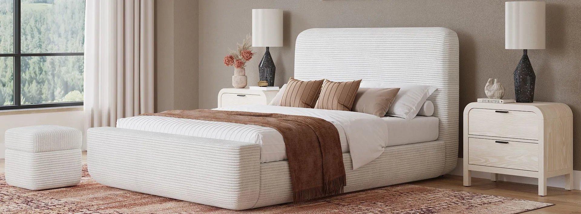 Schlafzimmer mit weißem Polsterbett der Kollektion Wisteria von Modus Furniture
