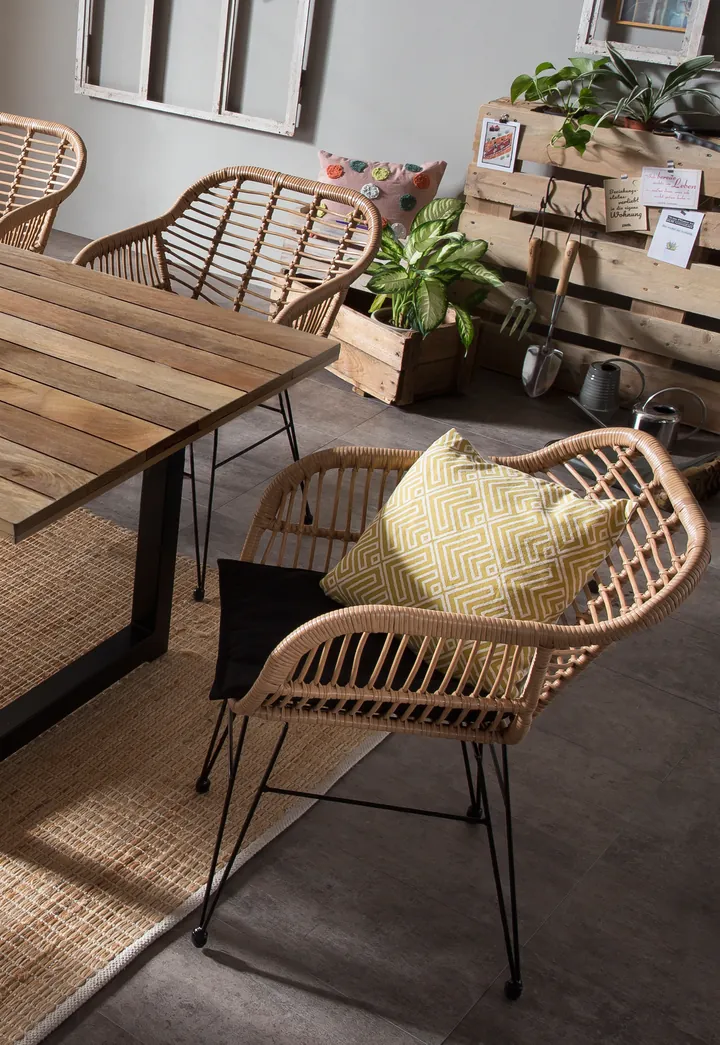 Gartensessel aus Polyrattan von Möbilia an einem Holztisch