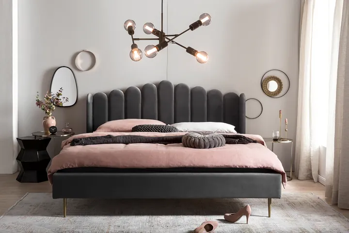 Schlafzimmer mit Samtbett in Muschelform von SalesFever