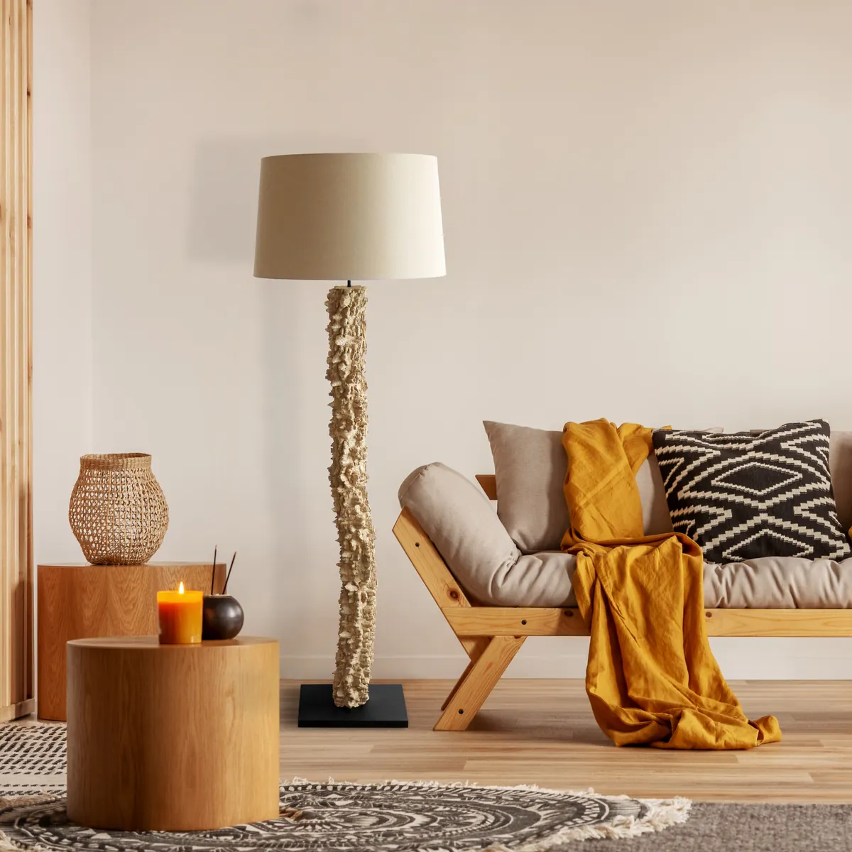 Wohnzimmer mit Stehleuchte aus Treibholz und Beistelltisch von SalesFever