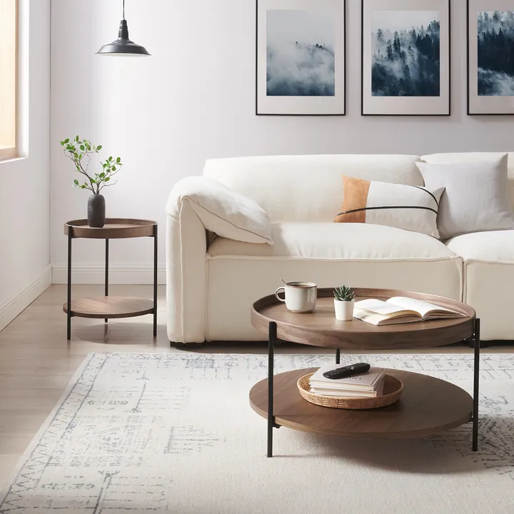 Wohnzimmer mit rundem Beistelltisch aus Holz und Metall von SalesFever