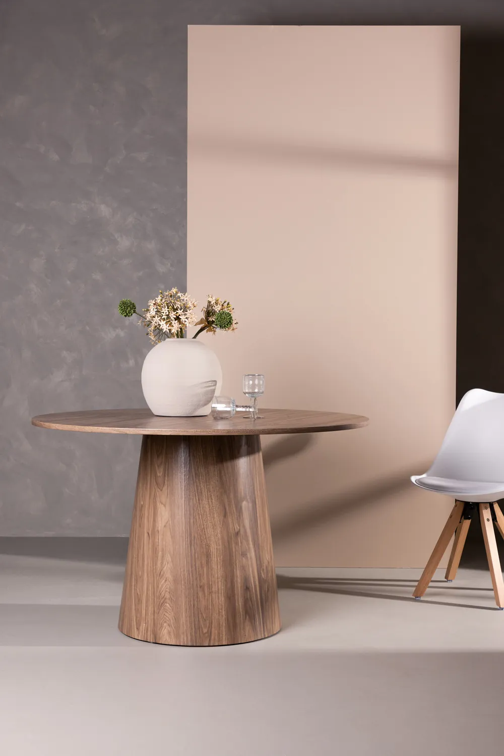 Runder Esstisch Lanzo von Venture Home vor einer rosa Wand