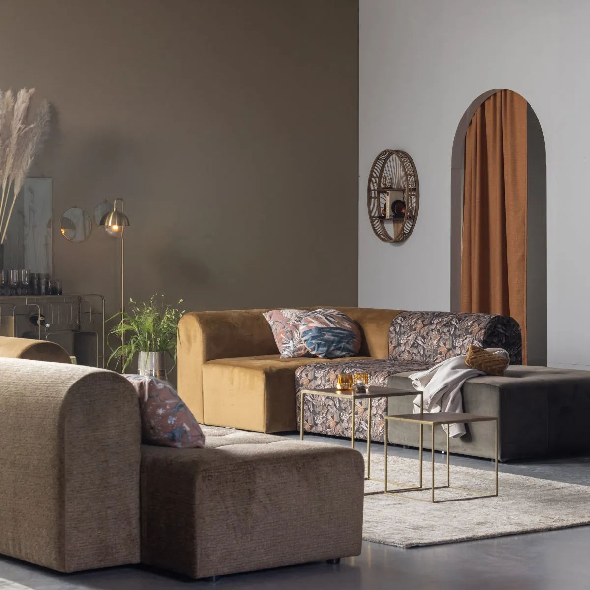Wohnzimmer mit Samtsofa, Couchtischen und Sideboard von WOOOD