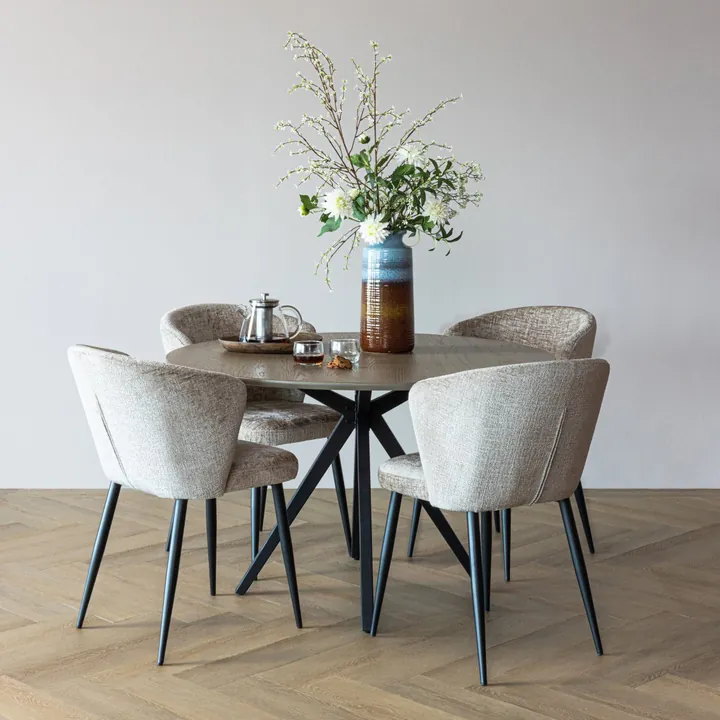 Gedeckter runder Esstisch mit Blumenvase und Stühlen Luse von WOOOD