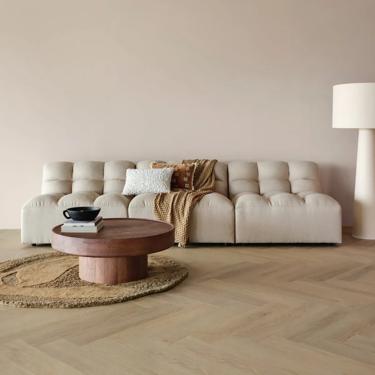 Helles Wohnzimmer mit dem WOOOD-Sofa Pepper in Sand und rundem Couchtisch