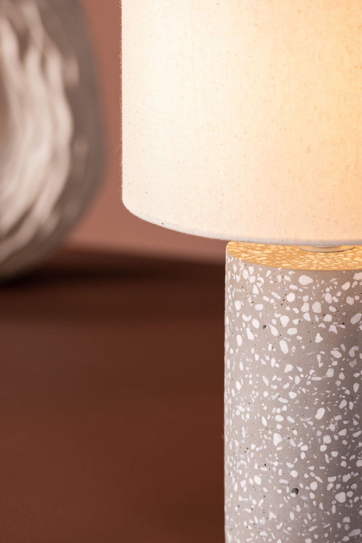 Dijon Tischlampe - grau/Terrazzo - Tischlampen - ALVAHOME