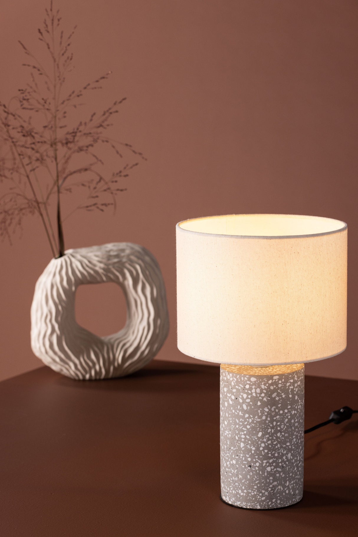 Dijon Tischlampe - grau/Terrazzo - Tischlampen - ALVAHOME