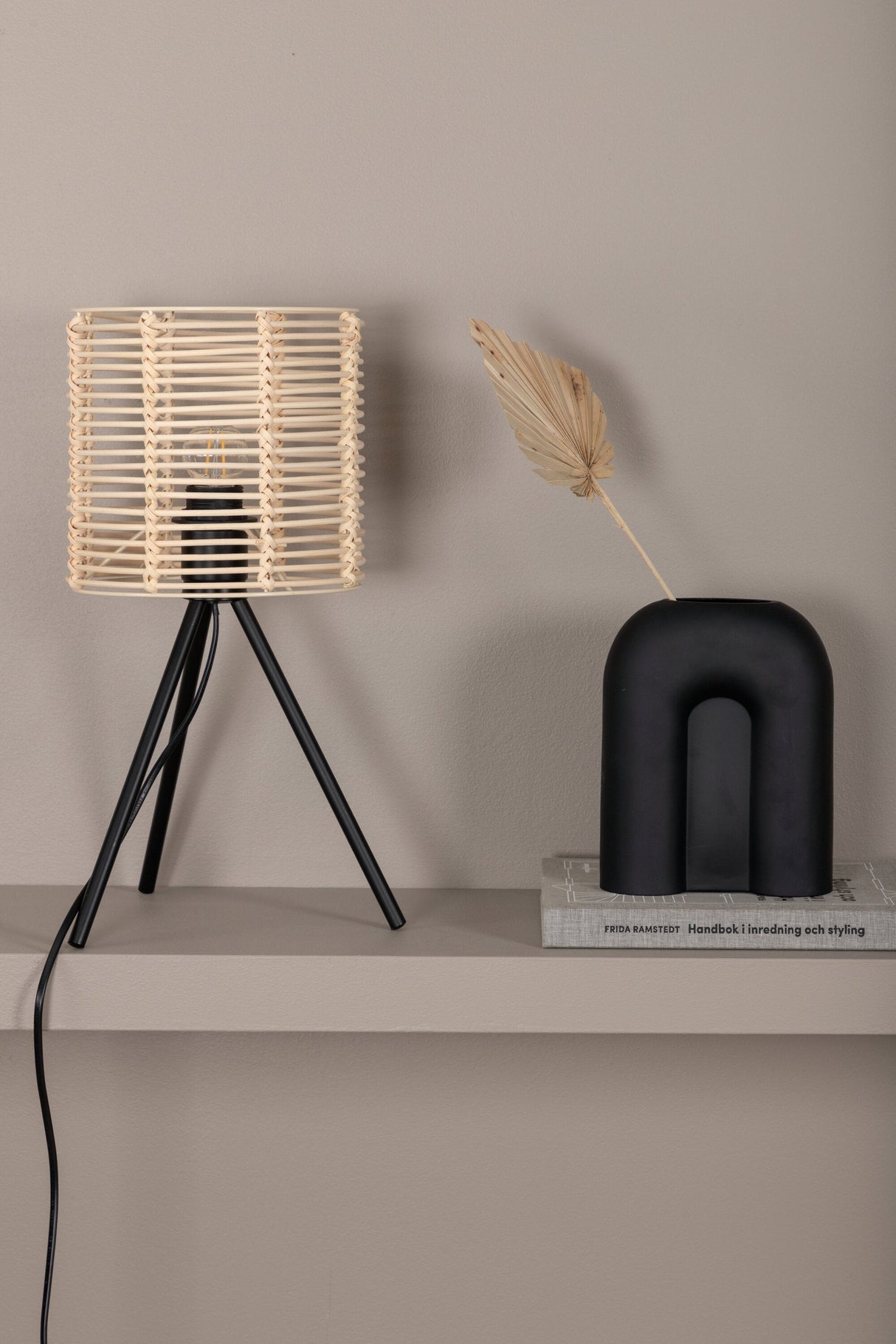 Fence Tischlampe - schwarz/Rattan - Tischlampen - ALVAHOME