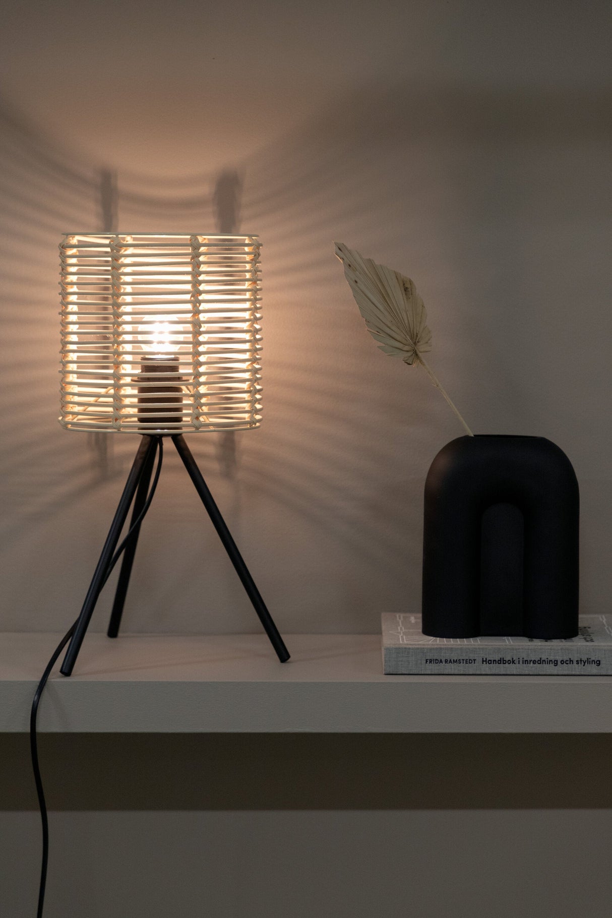 Fence Tischlampe - schwarz/Rattan - Tischlampen - ALVAHOME