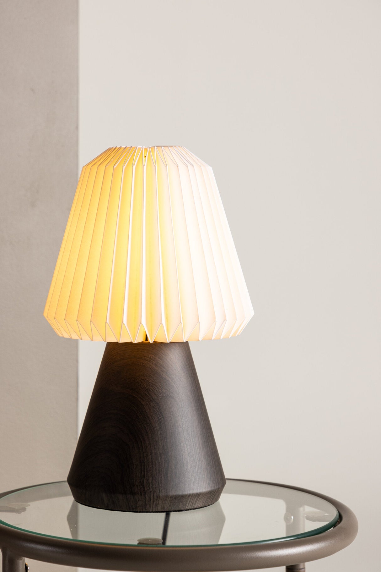 Fjällen Tischlampe - walnuss/Papier - Tischlampen - ALVAHOME