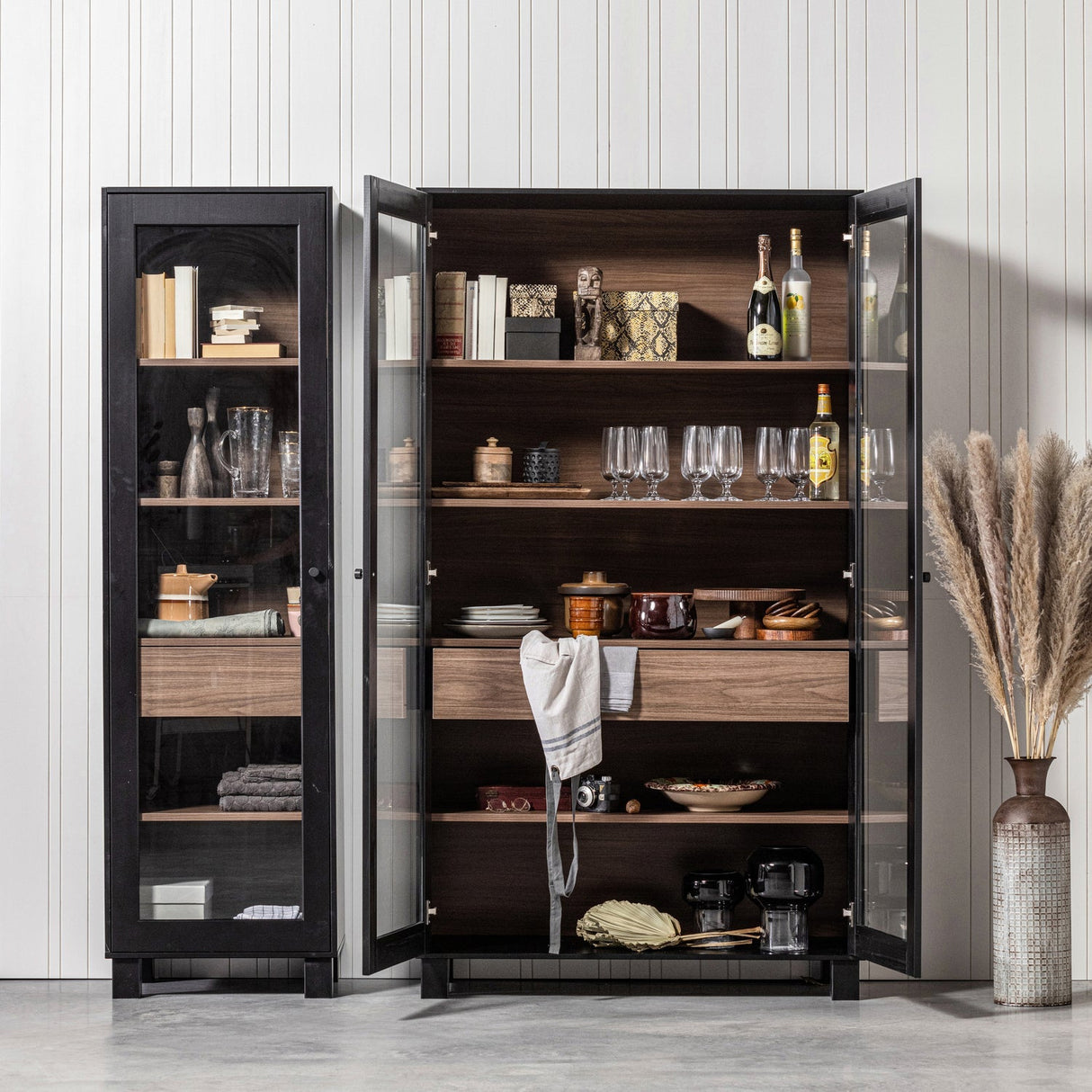 Goos Vitrinenschrank - schwarz/walnuss/Kiefer [fsc] - Vitrinenschränke - ALVAHOME