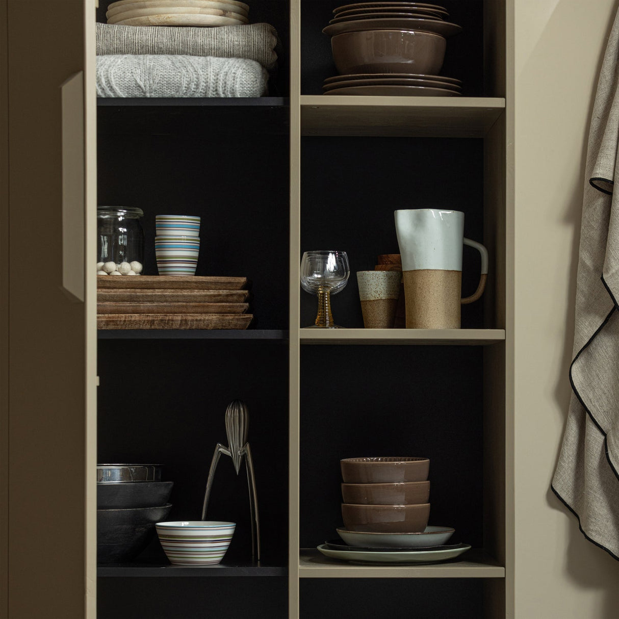 Lowen Schrank - schlamm/Kiefer [fsc] - Schränke - ALVAHOME