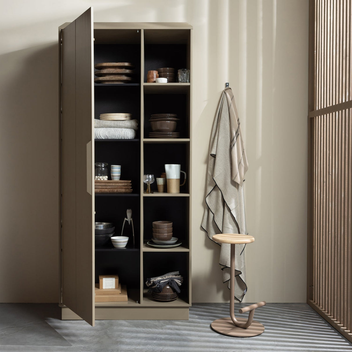 Lowen Schrank - schlamm/Kiefer [fsc] - Schränke - ALVAHOME