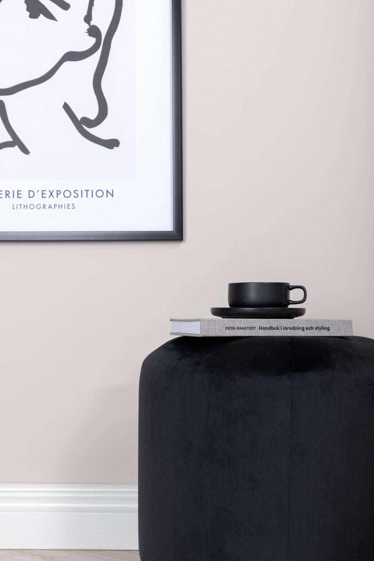 Peg Pouf - schwarz/Polyester - Samt - Ottomane / Poufs - ALVAHOME