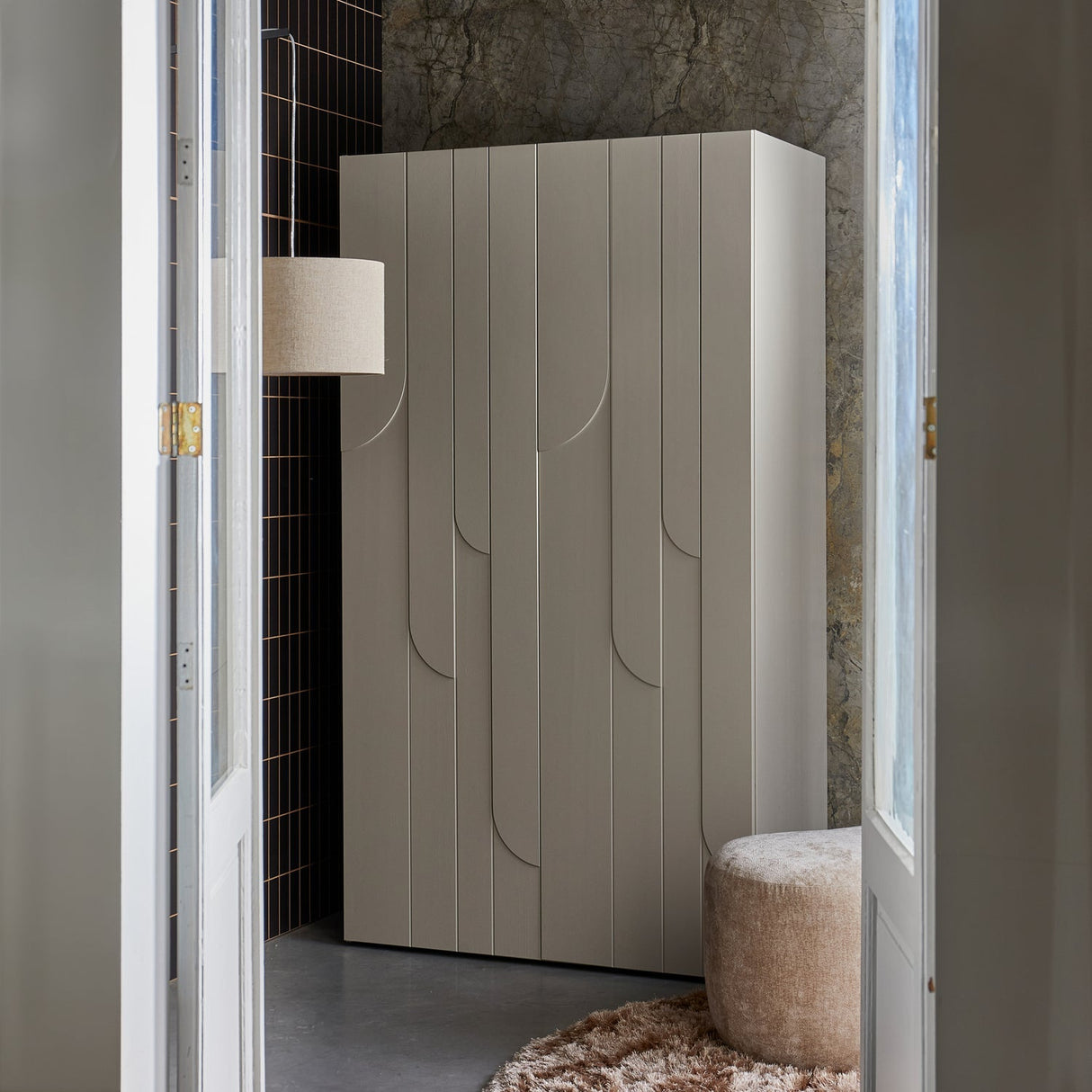 Rain Kleiderschrank - staub/Kiefer [fsc] - Kleiderschränke - ALVAHOME
