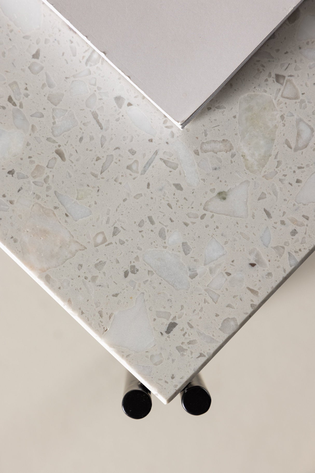 Razzia Couchtisch - weiß/Terrazzo - Couchtische - ALVAHOME