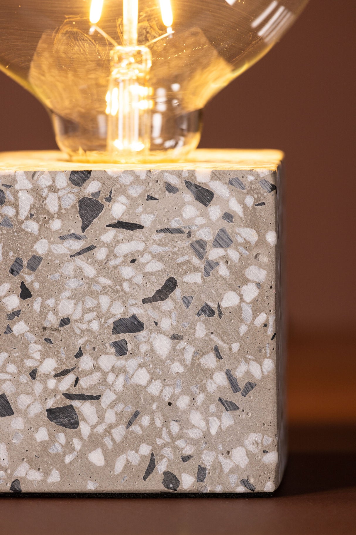 Rilche Tischlampe - weiß/Terrazzo - Tischlampen - ALVAHOME