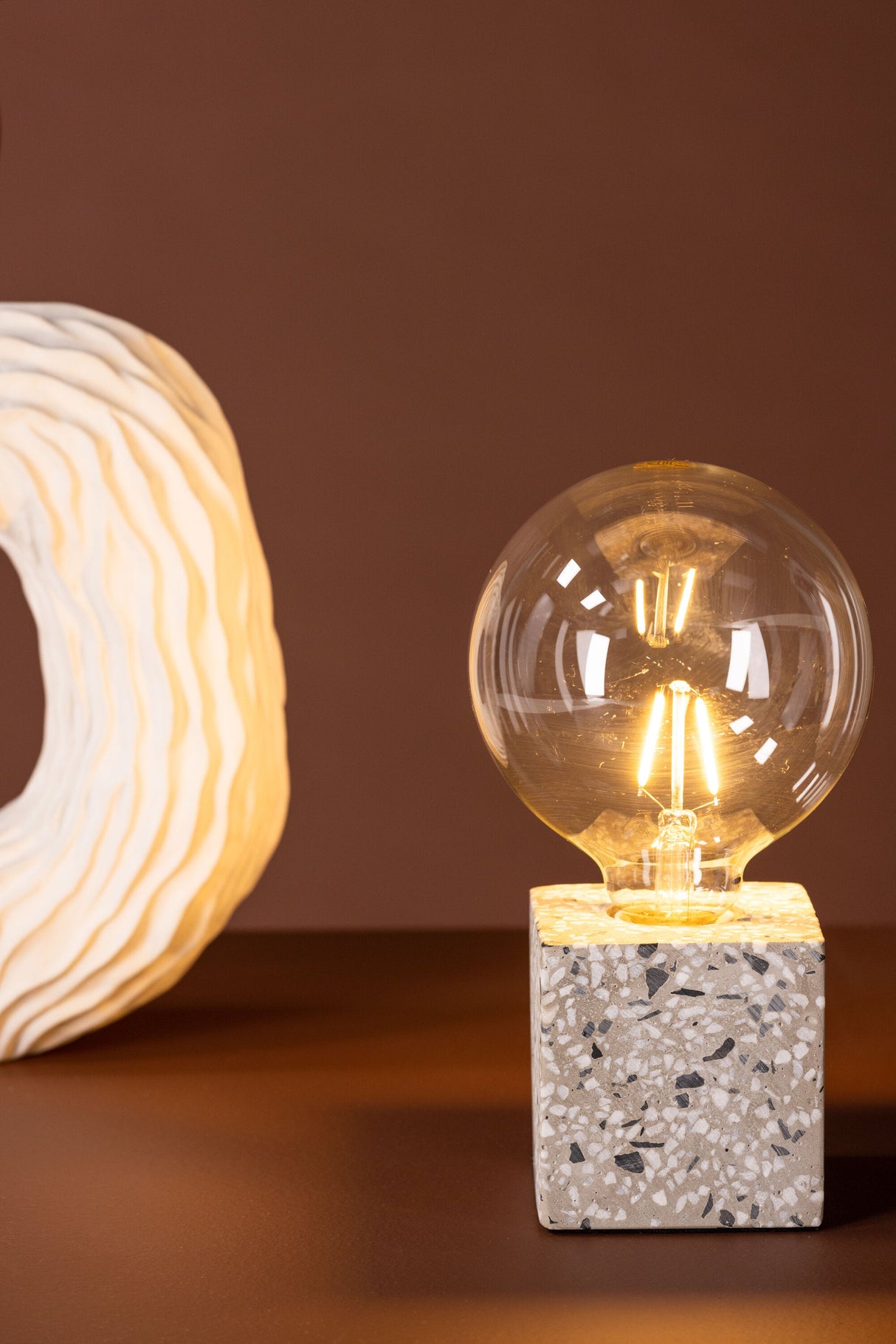 Rilche Tischlampe - weiß/Terrazzo - Tischlampen - ALVAHOME