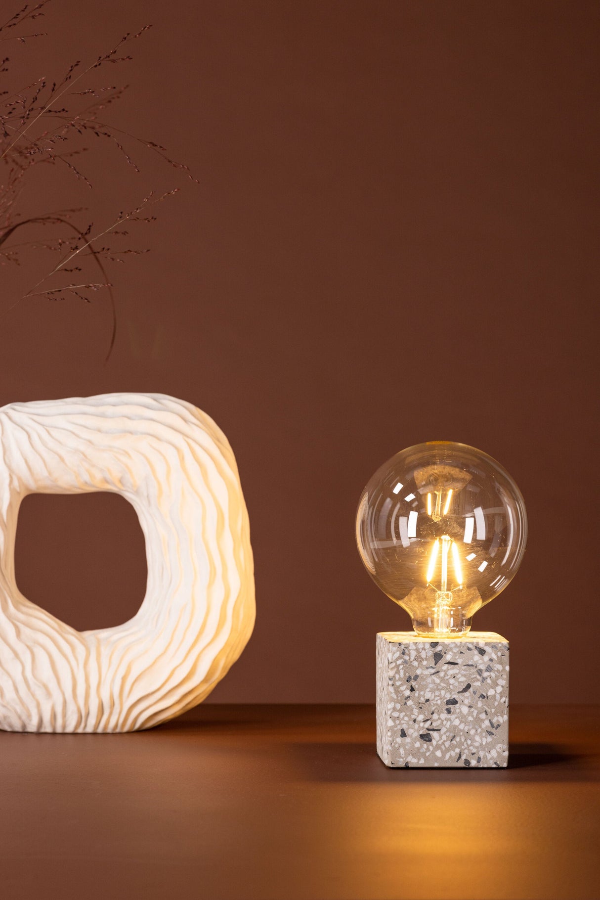 Rilche Tischlampe - weiß/Terrazzo - Tischlampen - ALVAHOME