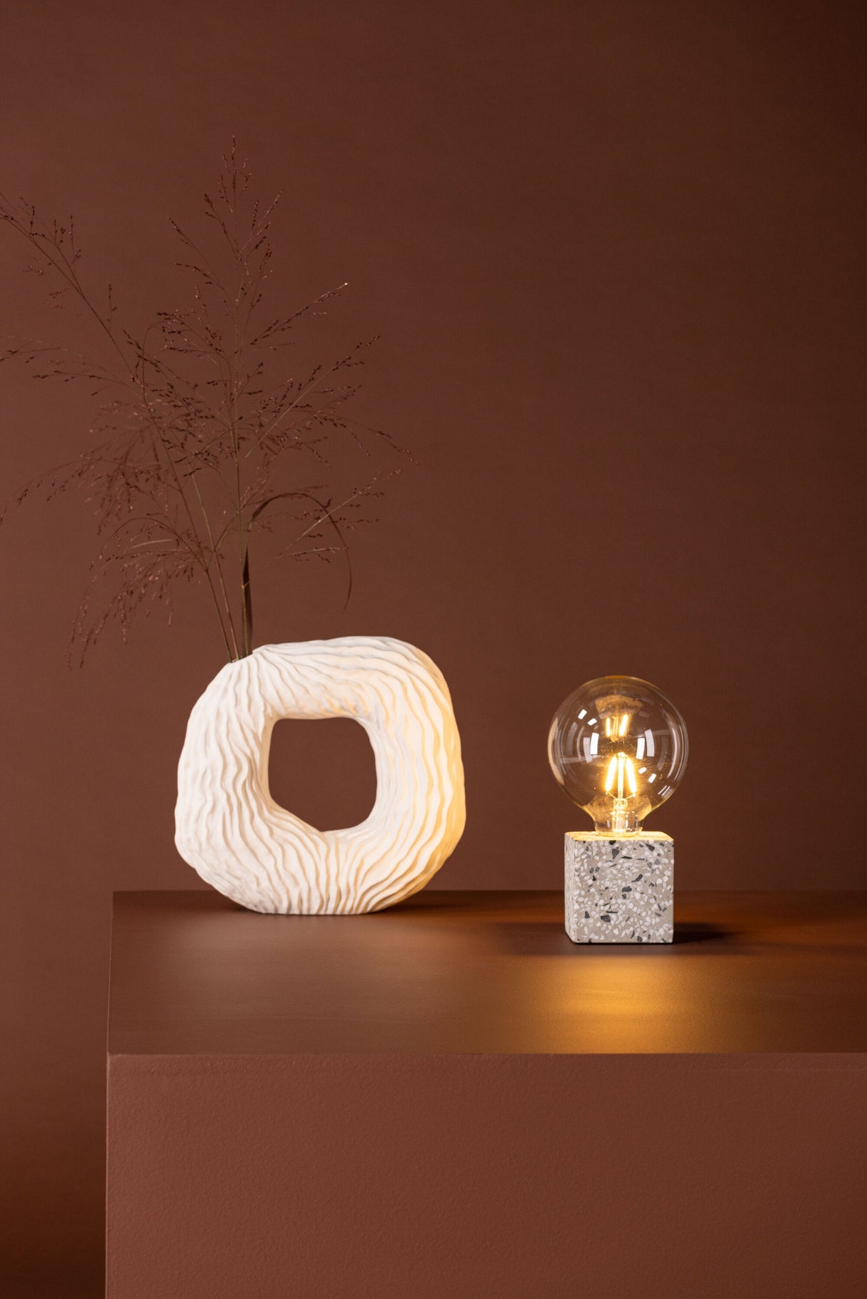 Rilche Tischlampe - weiß/Terrazzo - Tischlampen - ALVAHOME