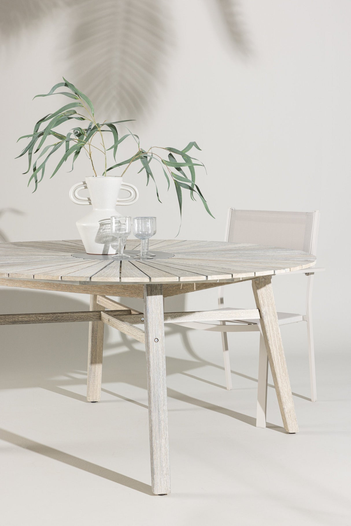Rives Outdoor - Esstisch rund - hellgrau/Akazie - Outdoor - Esstische (rund) - ALVAHOME