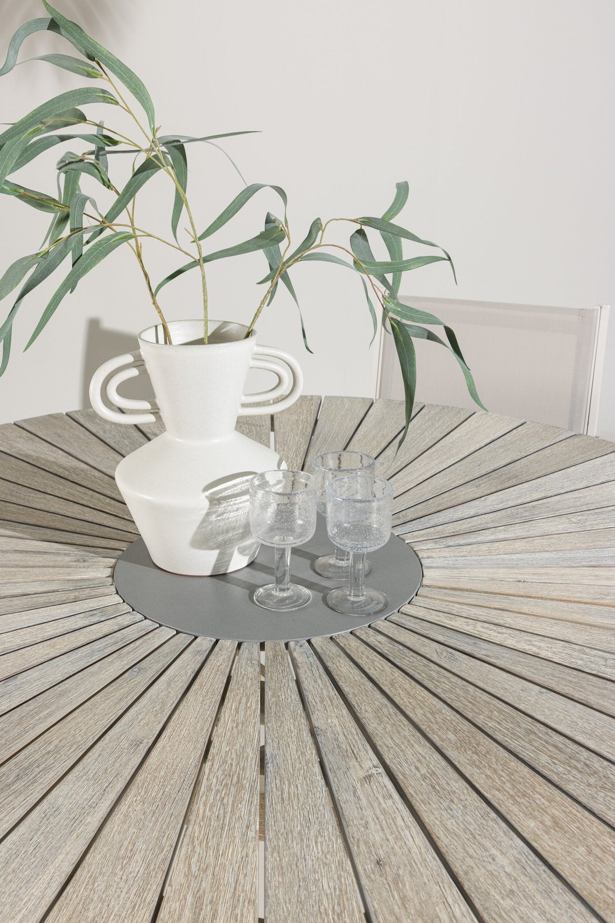Rives Outdoor - Esstisch rund - hellgrau/Akazie - Outdoor - Esstische (rund) - ALVAHOME