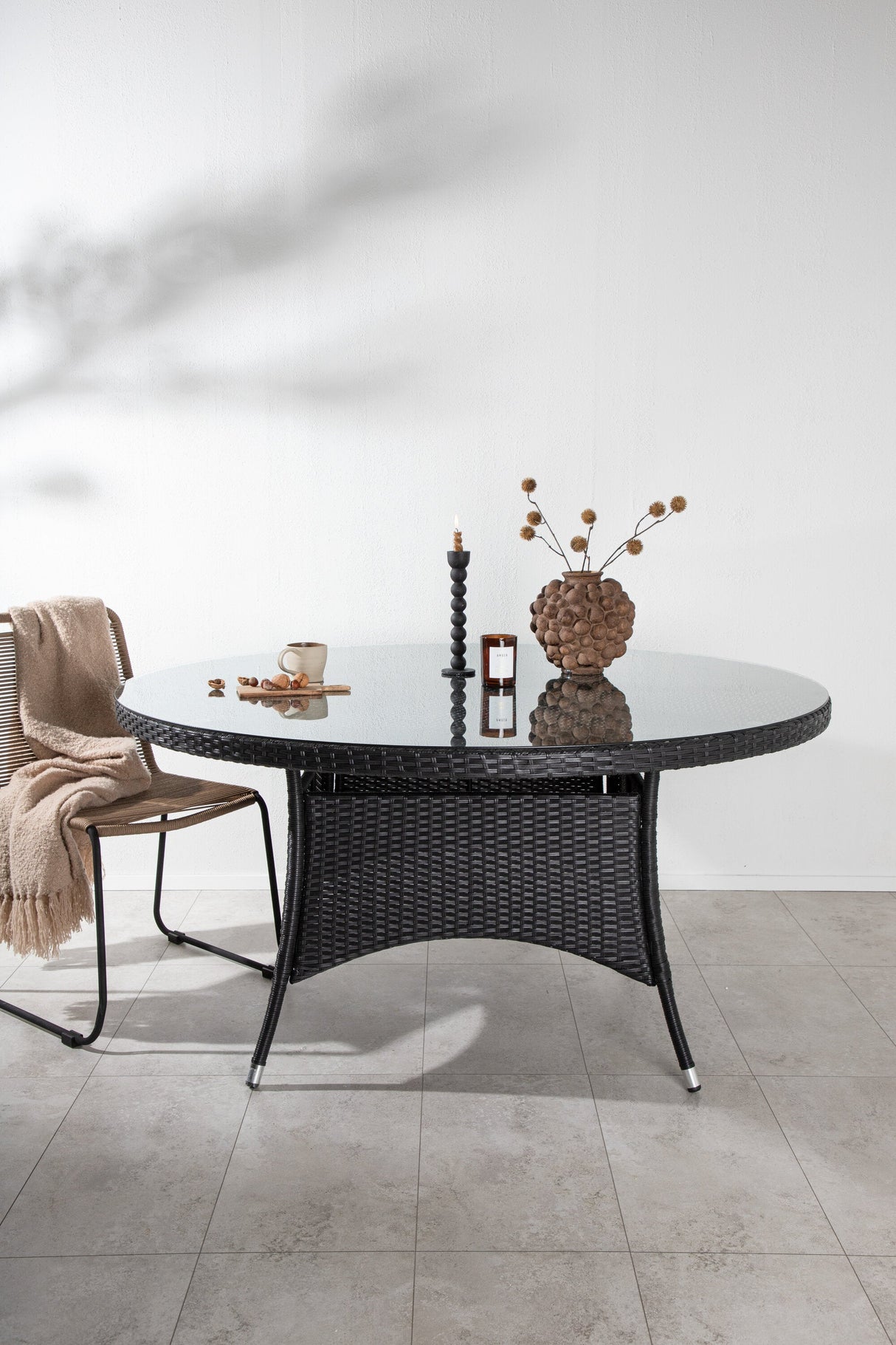 Volta Outdoor - Esstisch rund - schwarz/Weidengeflecht - Outdoor - Esstische (rund) - ALVAHOME